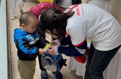 Vương Não Khang hưởng ứng Ngày Nhận thức Tự kỷ Thế giới cùng các bé tại BV Nhi Trung Ương
